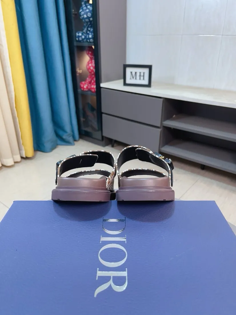 Men's Men's Shoes 💰320🌸🌸Dior Aqua Men's Sandals Slippers. Showcasing Dior haute couture design. The Dior gray suede strap is accented with an aluminum Dior buckle for added style. Paired with a comfortable tonal notch sole, they pair easily with shorts or jeans for a sophisticated look. Main body: suede cow leather, technical fabric lining: cow leather, with adjustable straps, aluminum Dior buckle, Dior gray EVA insole, tonal notch rubber outsole splicing structure👌👌size: 38-44 (45.46 customized)